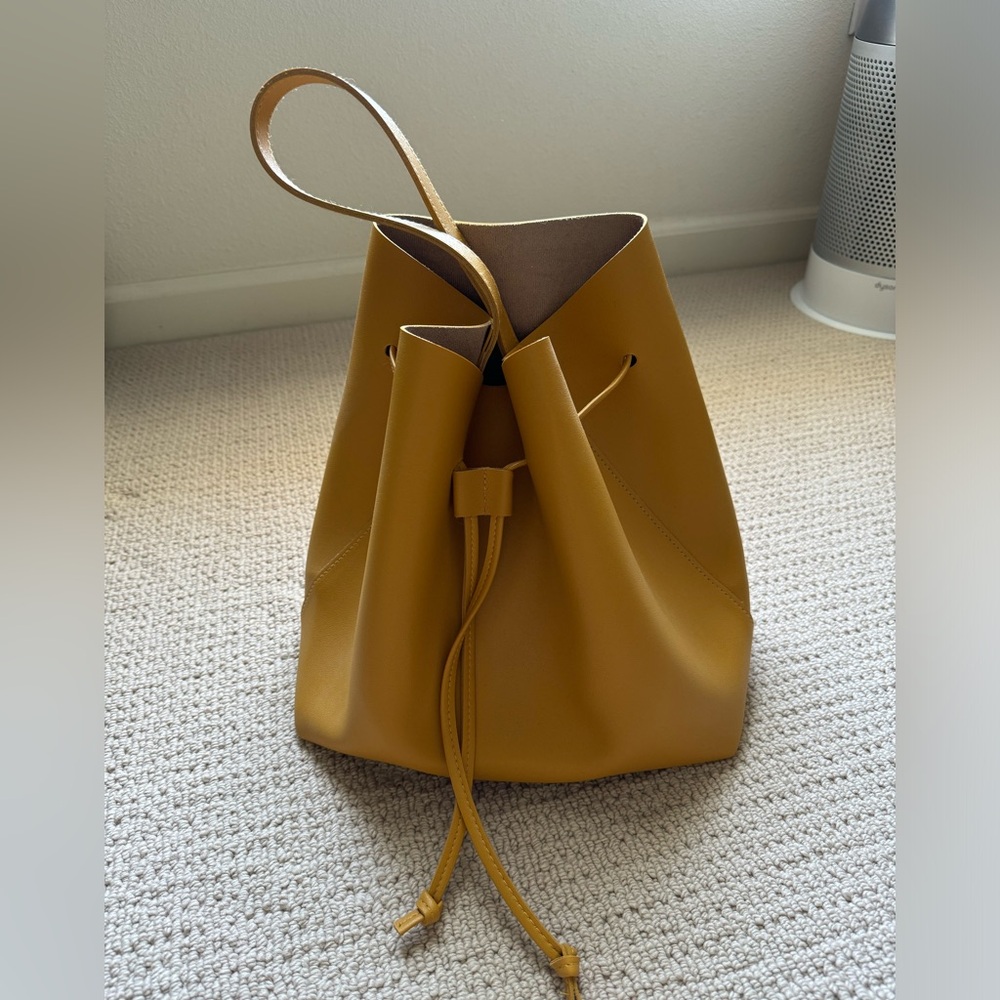 One strap bucket bag